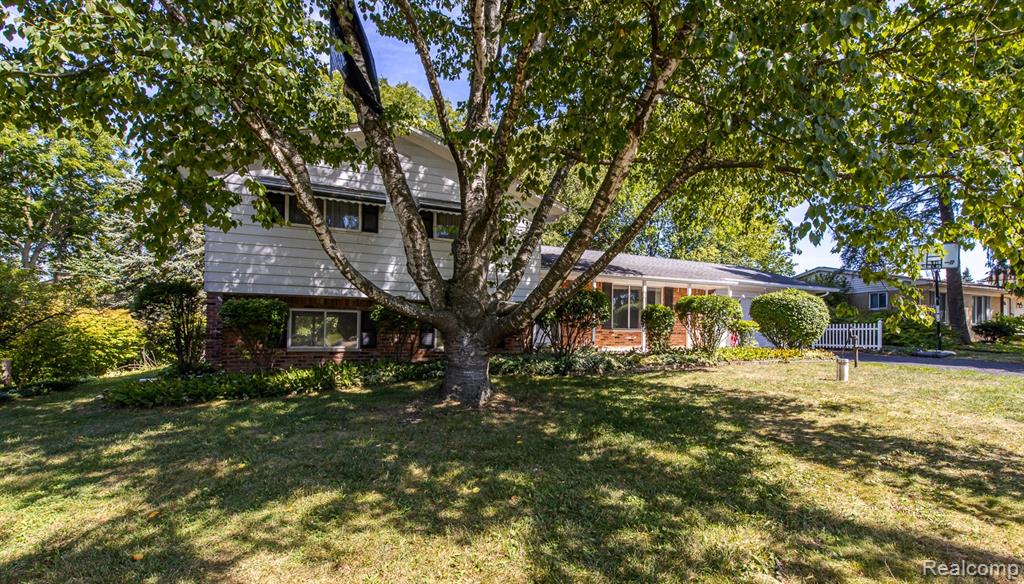8410 Elizabeth Lake Road, White Lake, MI — Photo 2