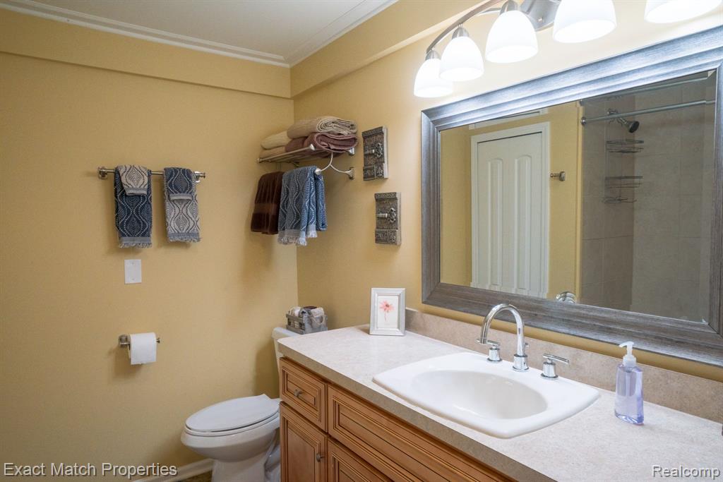 6735 BUCKLAND Avenue, West Bloomfield, MI 48324 — Photo 23