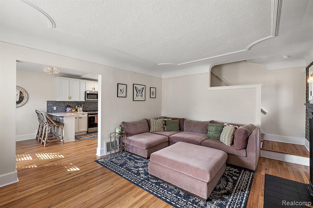 915 FARMDALE Street, Ferndale, MI 48220 — Photo 4