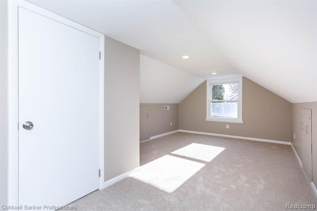 1921 Beverly Street, Sylvan Lake, MI 48320 — Photo 17