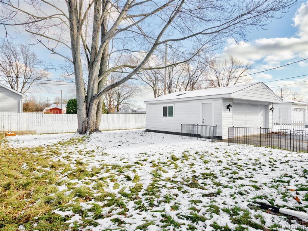 917 CAROLINA, Marysville, MI 48040 — Photo 3