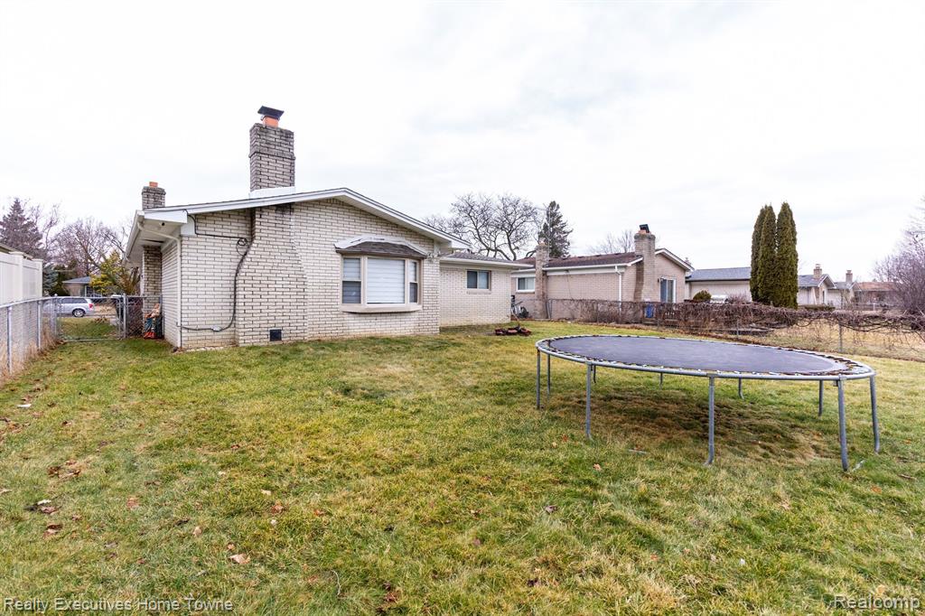 39654 EDGEMONT Drive, Sterling Heights, MI 48310 — Photo 34