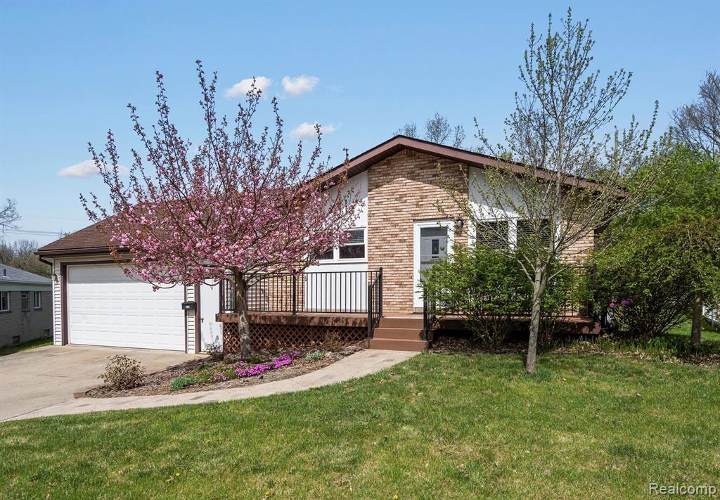 860 MANOR Drive, Milford, MI 48381 — front exterior