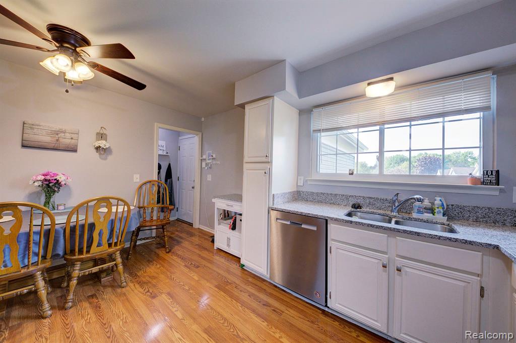42582 WOODBRIDGE Drive, Canton, MI 48188 — Photo 10