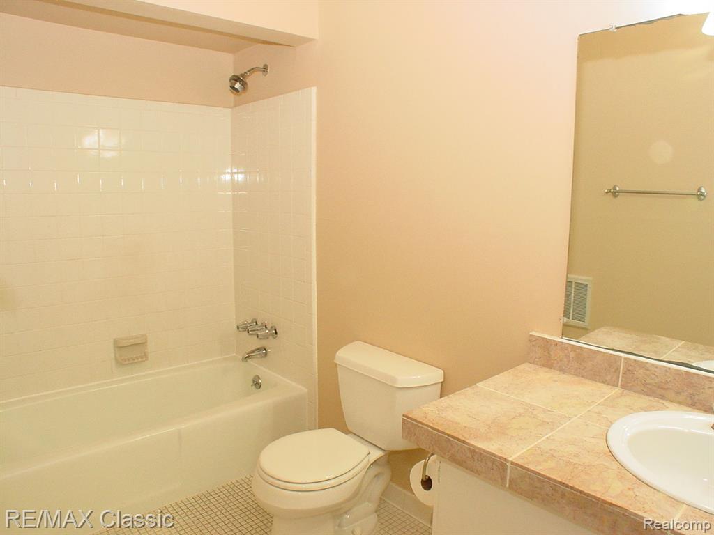 7572 WOODVIEW ST, 1, Westland, MI — Photo 16