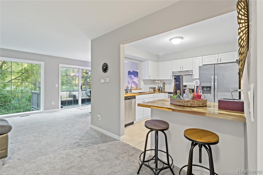 549 Winwood Court, Walled Lake, MI 48390 — Photo 11
