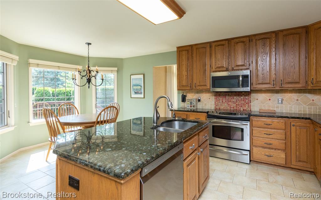 6871 Berry Pointe Drive, Clarkston, MI 48348 — Photo 23