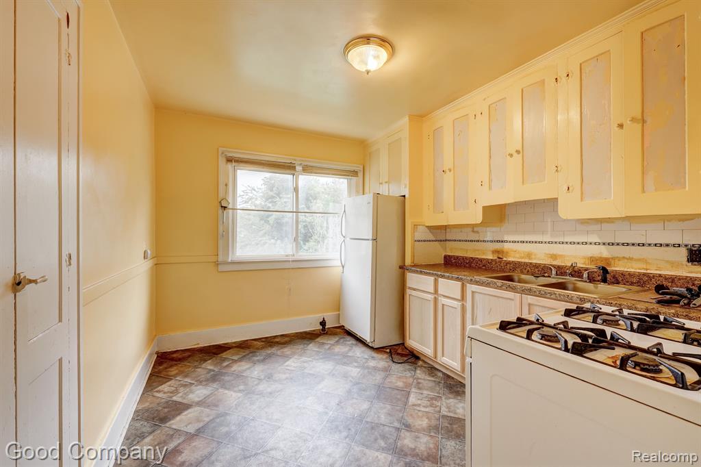 8339 CARRIE Street, Detroit, MI 48211 — Photo 7