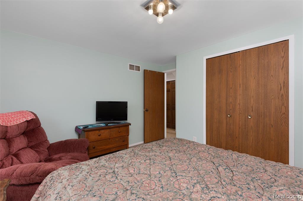 5695 CAREN Drive, Ypsilanti, MI 48197 — Photo 25