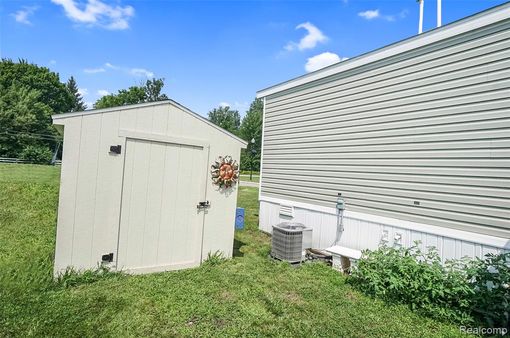 56 Arizona, Belleville, MI 48111 — Photo 2