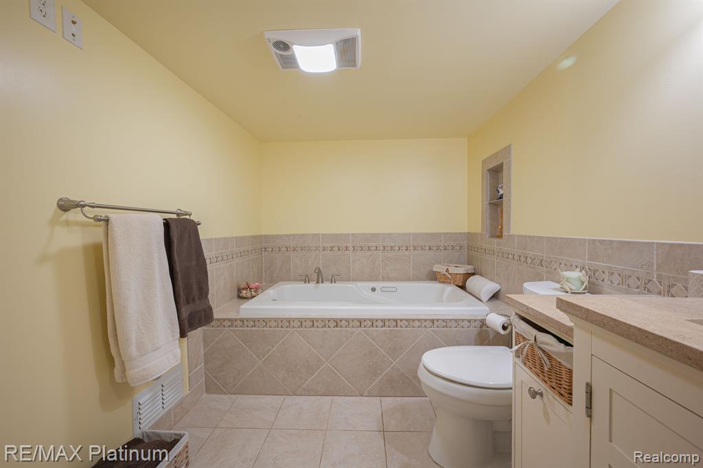 710 MANORDALE Court, Milford, MI 48381 — Photo 33
