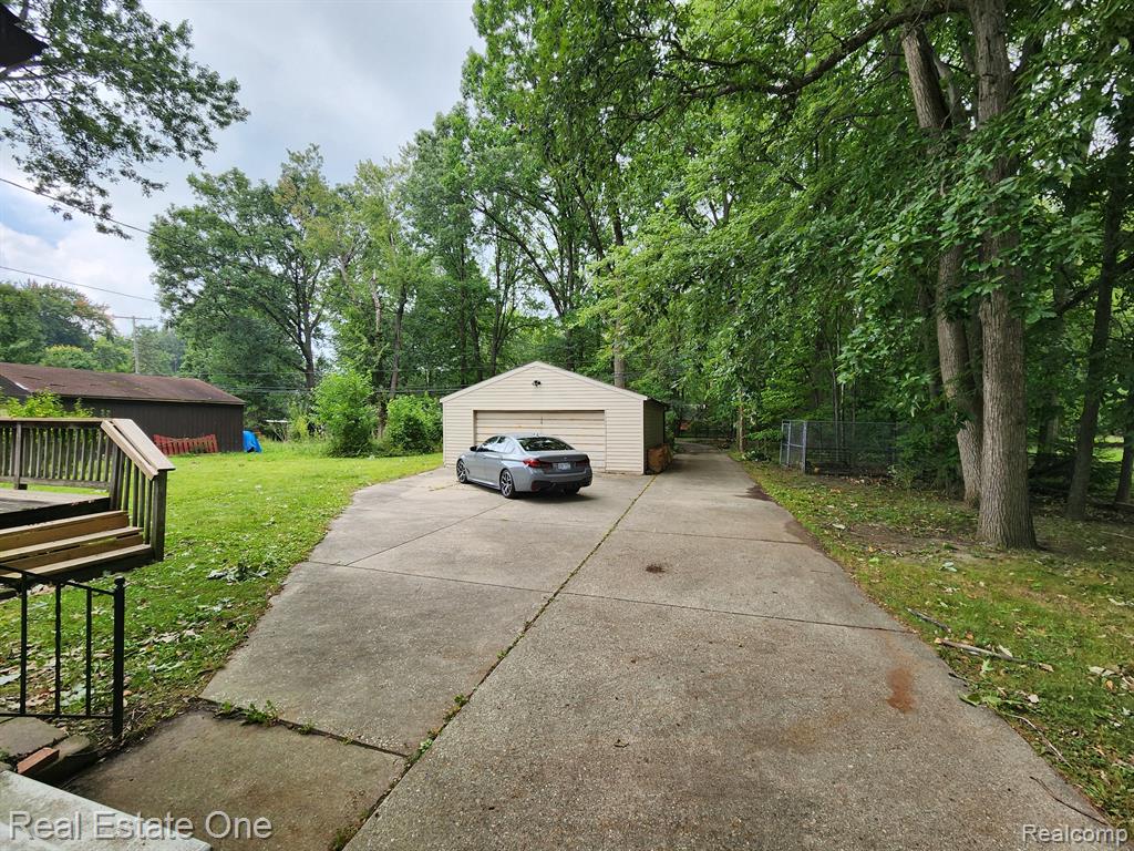 700 W GARDENIA Avenue, Madison Heights, MI 48071 — Photo 3