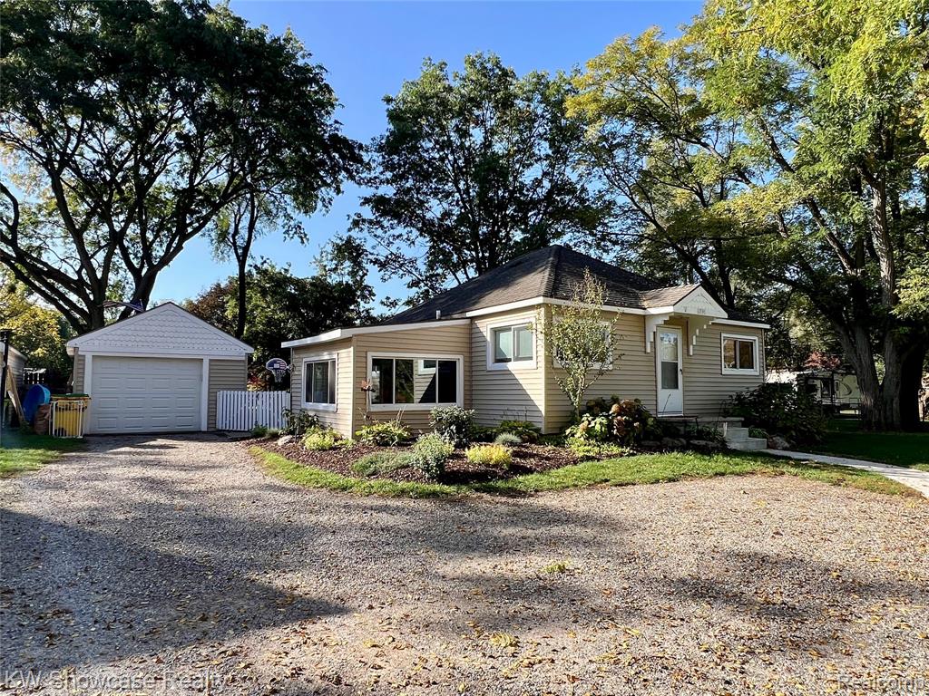 6735 Cooley Lake Road, West Bloomfield, MI 48324