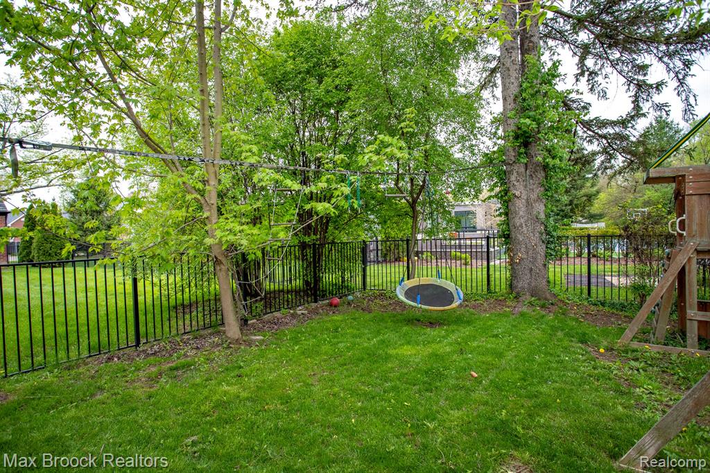 12769 Lasalle Lane, Huntington Woods, MI — Photo 58