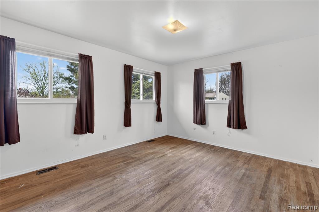 5300 Arnold Drive, Burton, MI 48509 — Photo 24