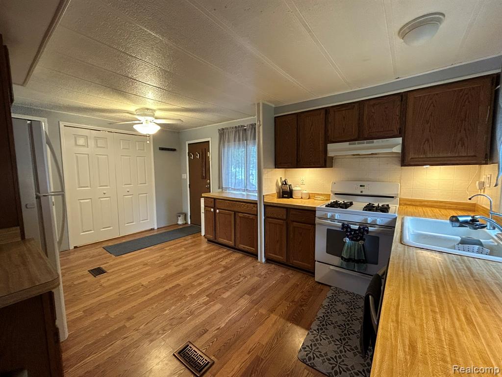 526 Cherokee Bend, Howell, MI 48843 — Photo 21