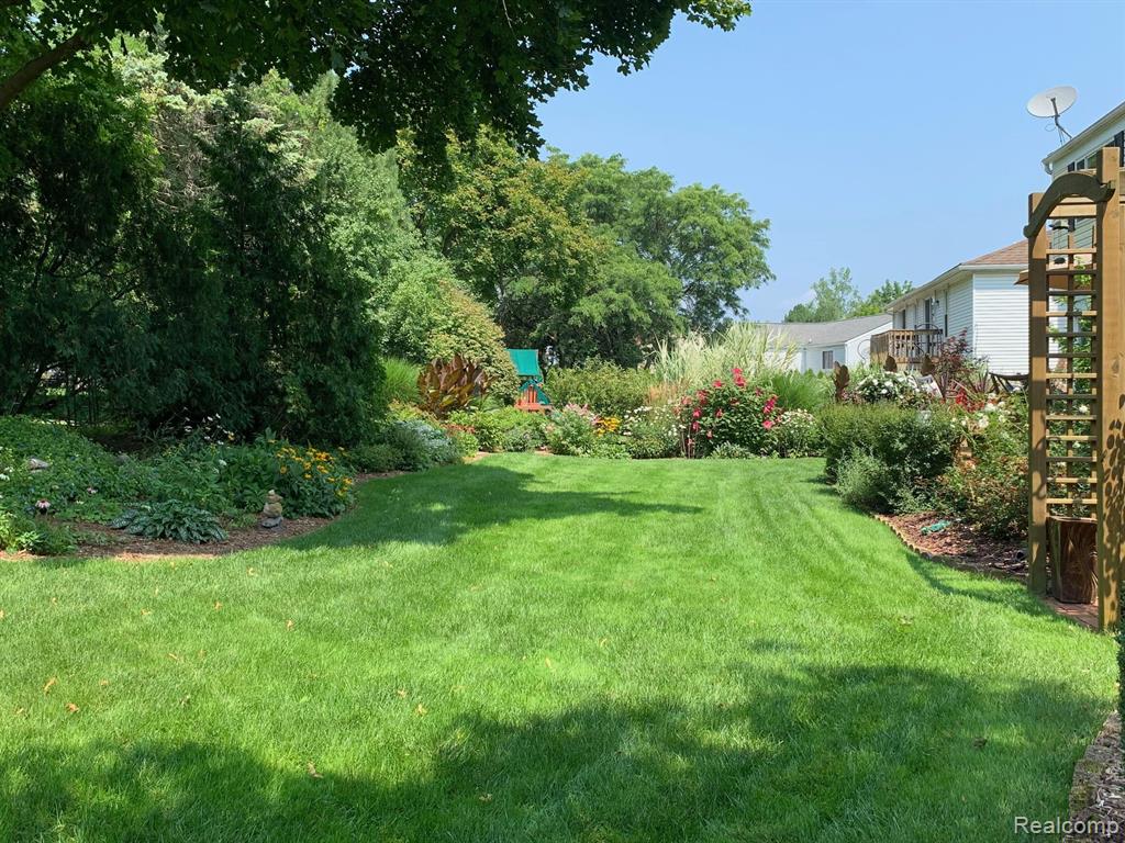 5544 WHITE HALL Circle, West Bloomfield, MI 48323 — Photo 36