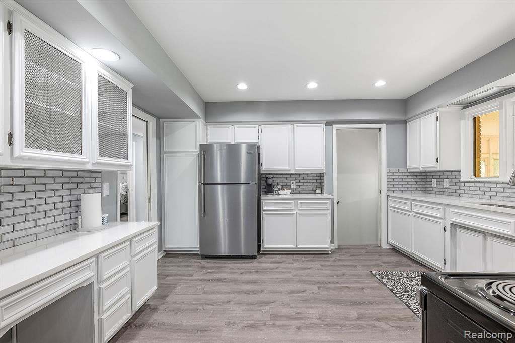 600 WOODCREST Drive, Dearborn, MI 48124 — Photo 13