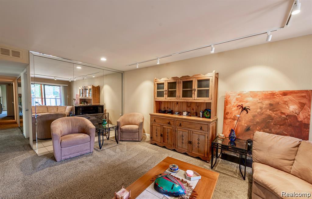 4426 Knightsbridge Lane, West Bloomfield, MI 48323 — Photo 10