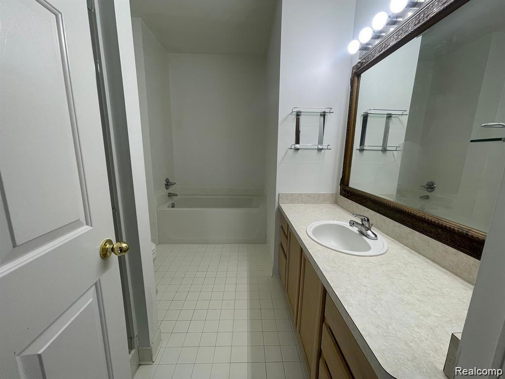 43270 PENDLETON Circle, Sterling Heights, MI 48313 — Photo 16