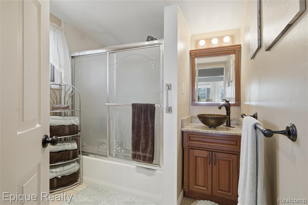 423 Shady Oaks Street, Lake Orion, MI 48362 — Photo 18