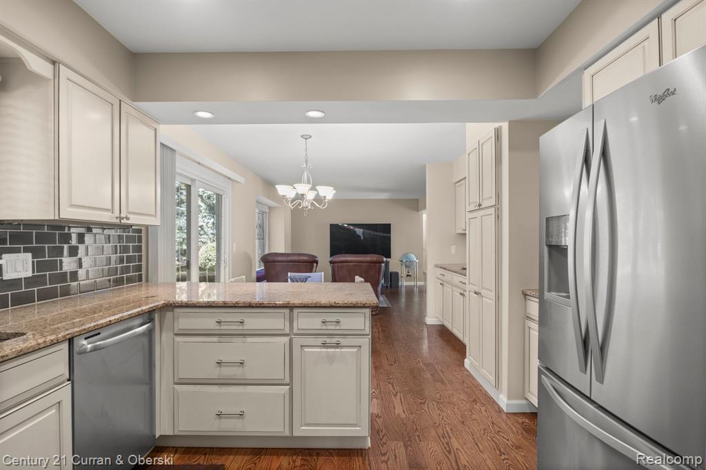 8821 NORTHAMPTON Drive, Plymouth, MI 48170 — Photo 23