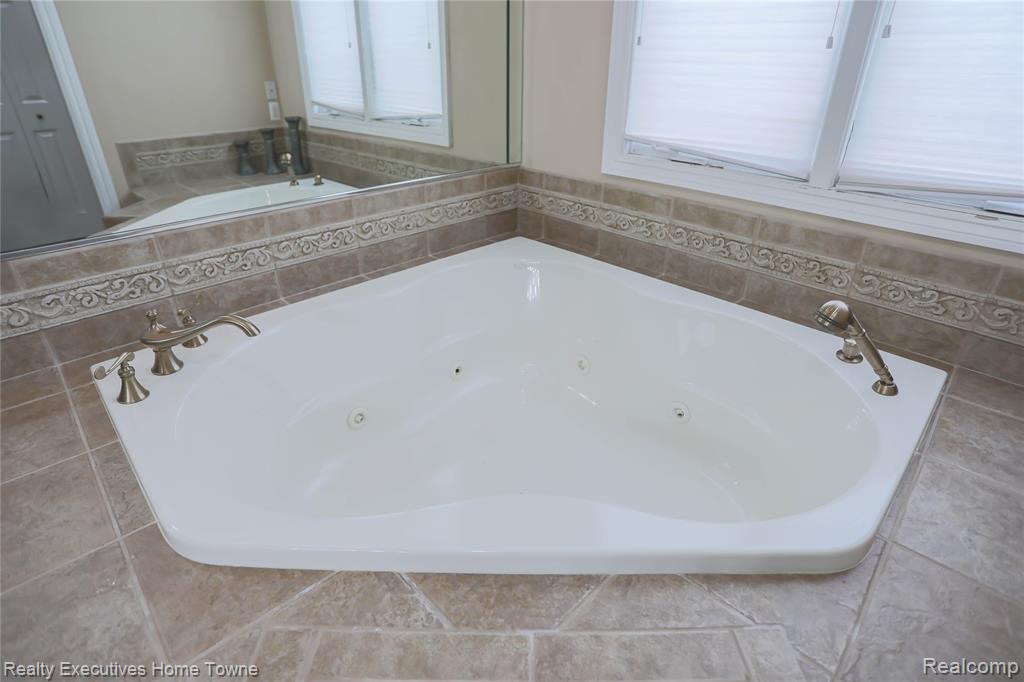 47909 Milonas Drive, Utica, MI 48315 — Photo 46
