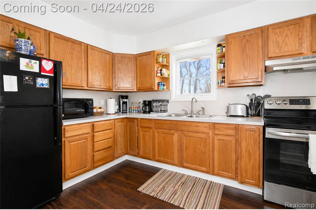 2140 E Bristol Road, Burton, MI 48529 — Photo 5