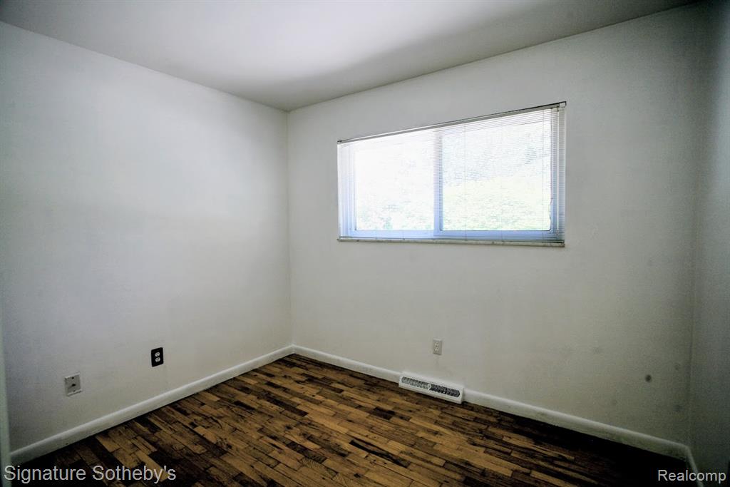 5800 Paramus, Clawson, MI — Photo 9