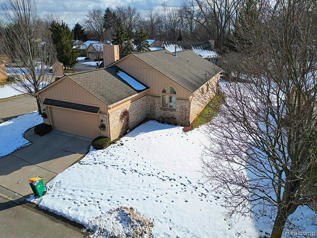 35053 KNOLLWOOD Lane, Farmington Hills, MI 48335 — Photo 2