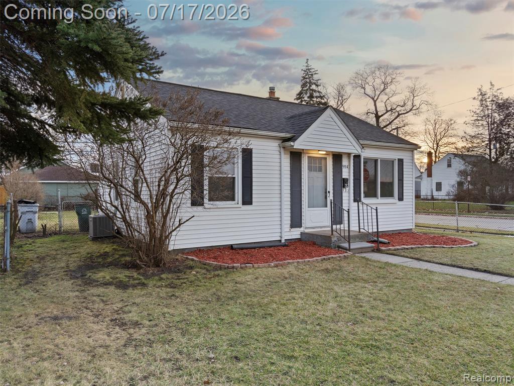 904 E Otis Avenue, Hazel Park, MI 48030 — Photo 2