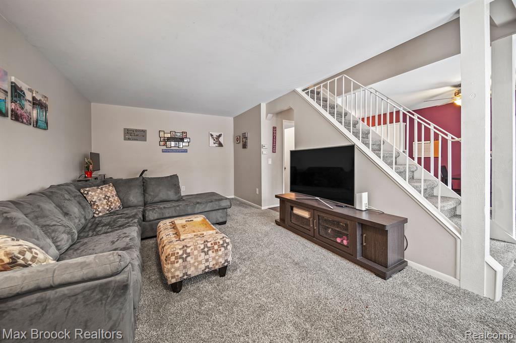 8673 EDGEWATER Lane, Warren, MI 48093 — Photo 2