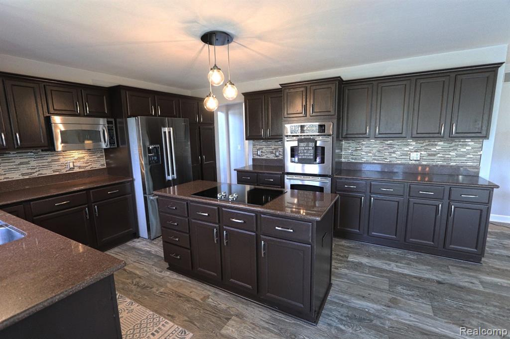 5470 HURON HILLS Drive, Commerce Twp, MI 48382 — Photo 8