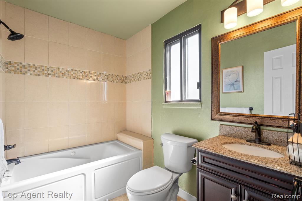 4238 GLOUCESTER Drive, Sterling Heights, MI 48310 — Photo 22