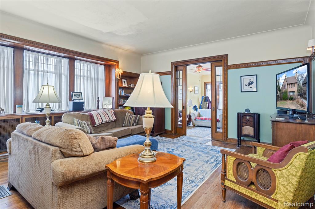 2475 Iroquois Street, Detroit, MI 48214 — Photo 17