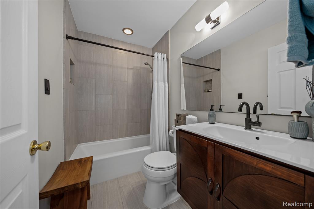 4379 Cedar Avenue, West Bloomfield, MI 48323 — Photo 15