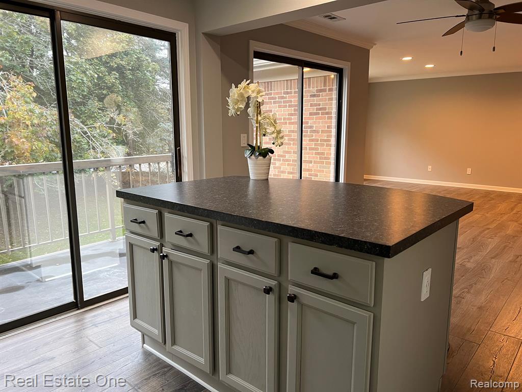 37033 Ridgedale Circle, Farmington Hills, MI 48331 — Photo 13