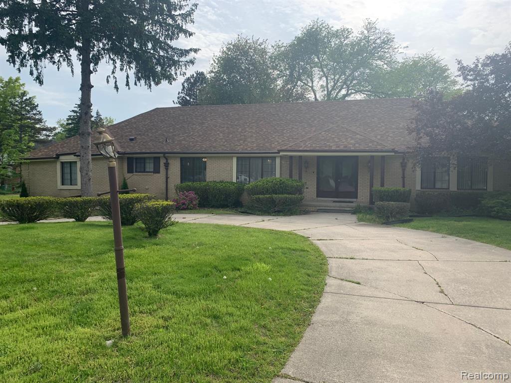 5018 LAKE BLUFF Road, West Bloomfield, MI 48323 — Photo 2