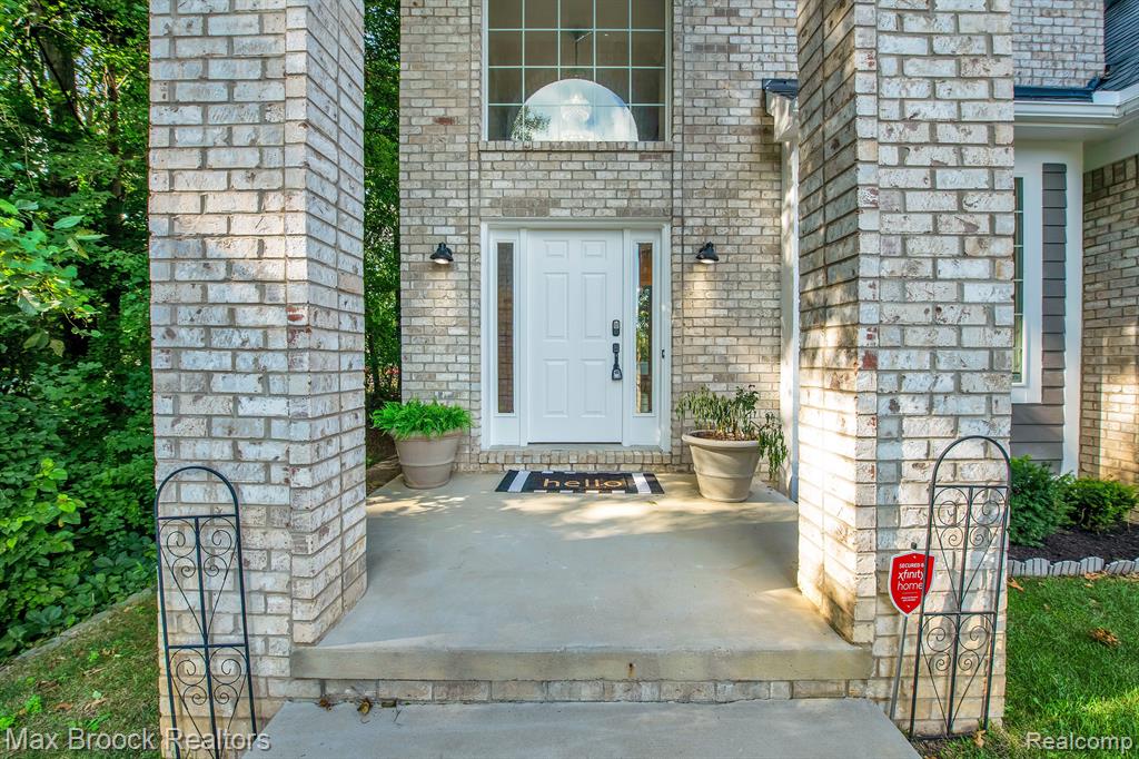 8330 COOLEY LAKE Road, Commerce Twp, MI 48382 — Photo 2