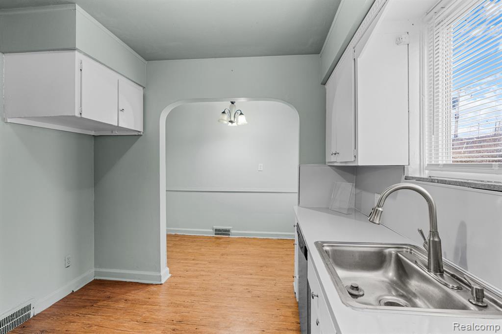 9550 ROBSON Street, Detroit, MI 48227 — Photo 8