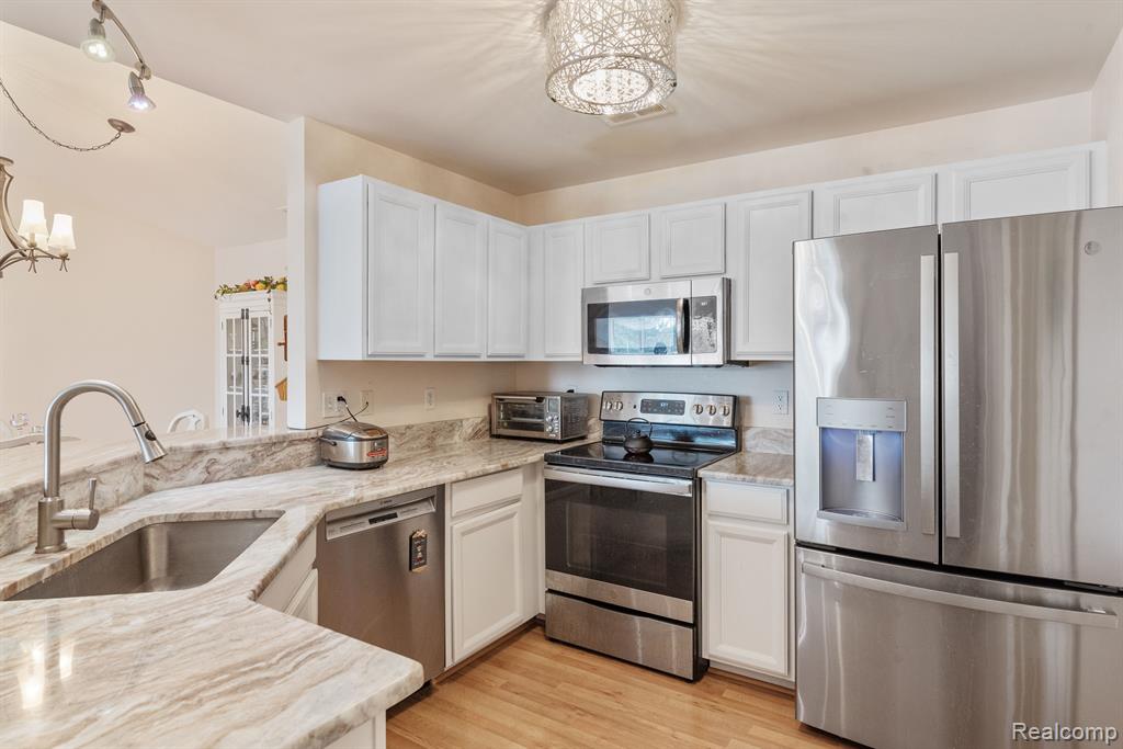 21208 CHESAPEAKE Circle, Walled Lake, MI 48390 — Photo 6