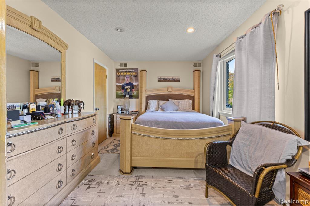 5589 Pembury, West Bloomfield, MI — Photo 39