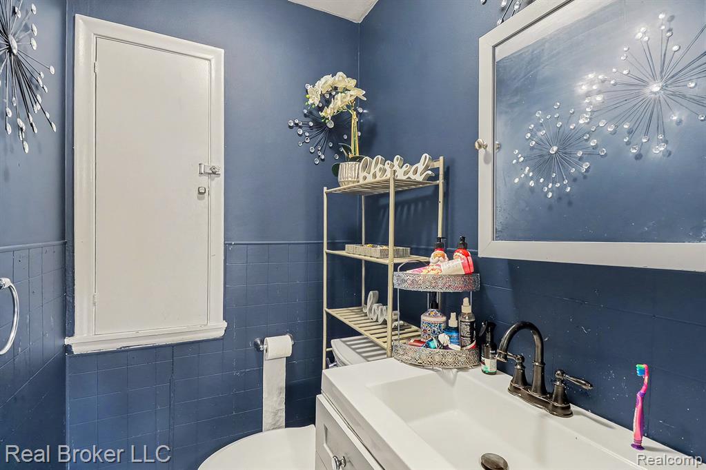 19115 Old Homestead Drive, Harper Woods, MI 48225 — Photo 14