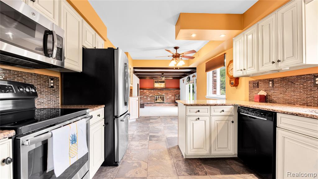 165 Lisa Court, White Lake, MI — Photo 10