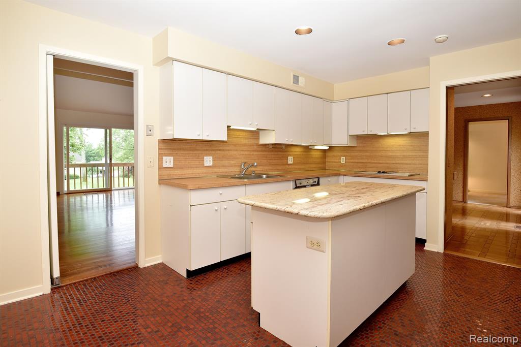 5132 WOODLANDS Lane, Bloomfield Hills, MI 48302 — Photo 9