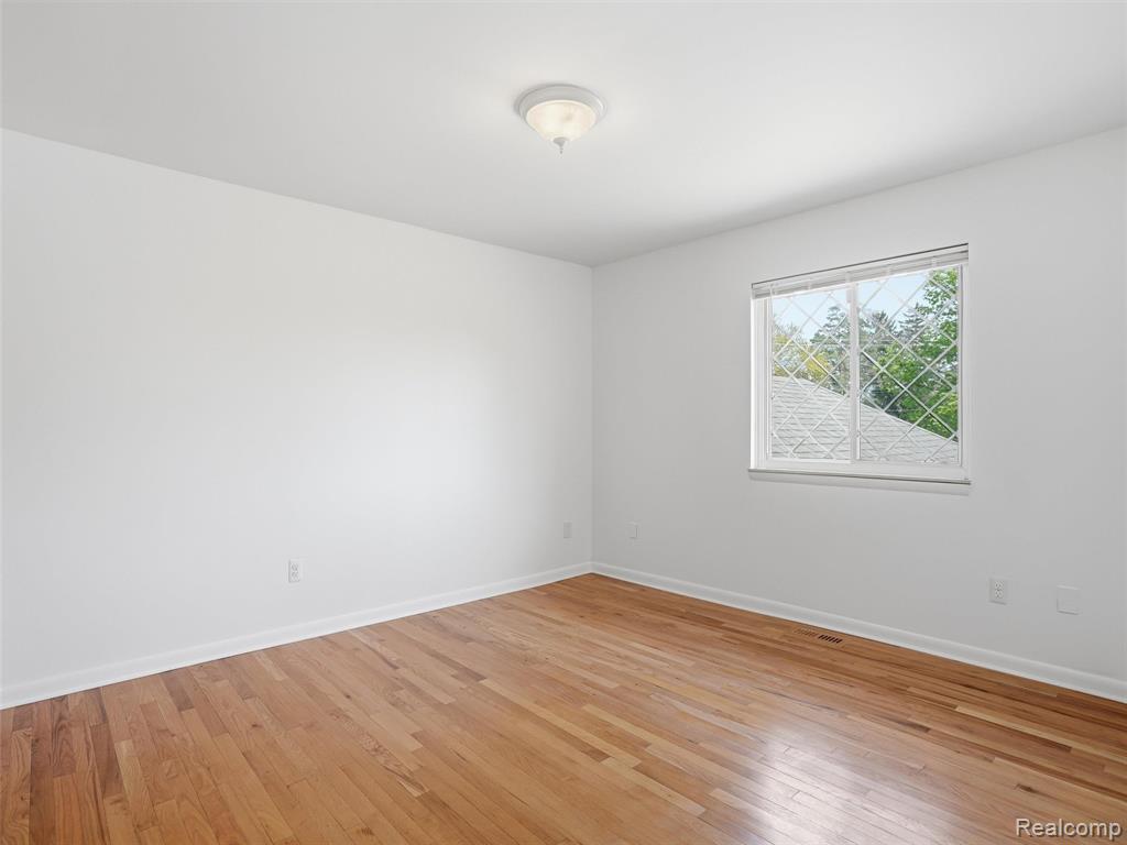 5800 Naneva Court, West Bloomfield, MI — Photo 24