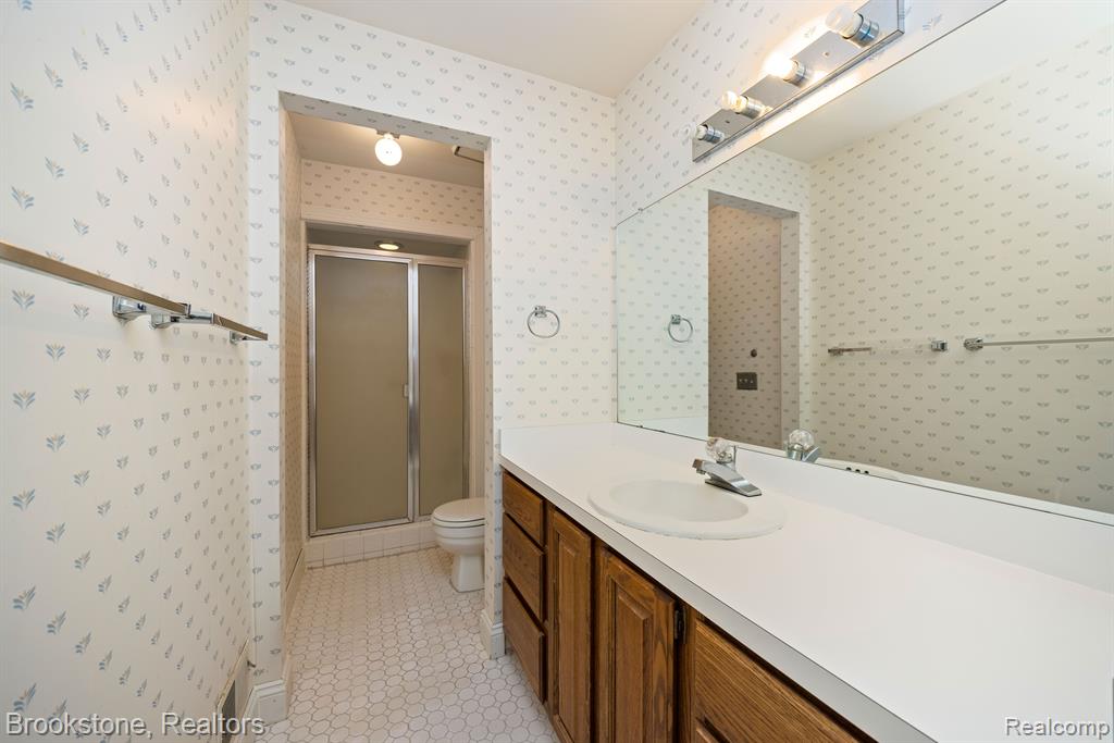 4237 WOODLANDS Lane, Orchard Lake Village, MI 48323 — Photo 28