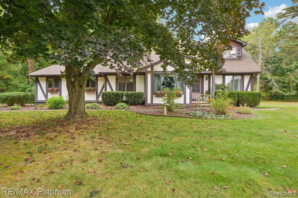 2581 Pepper Court, Hartland, MI 48353 — front exterior