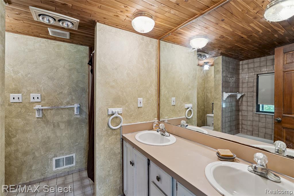 2456 N Tipsico Lake Road, Hartland, MI 48353 — Photo 33
