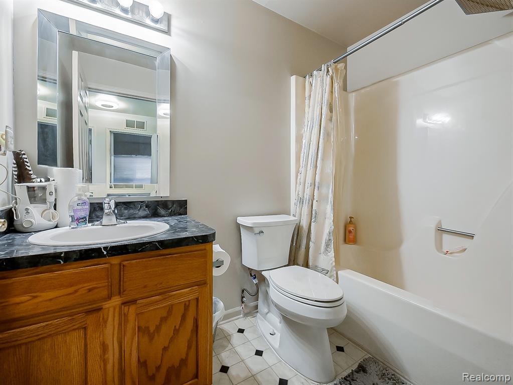23461 Williamsburg Circle, Woodhaven, MI 48183 — Photo 12